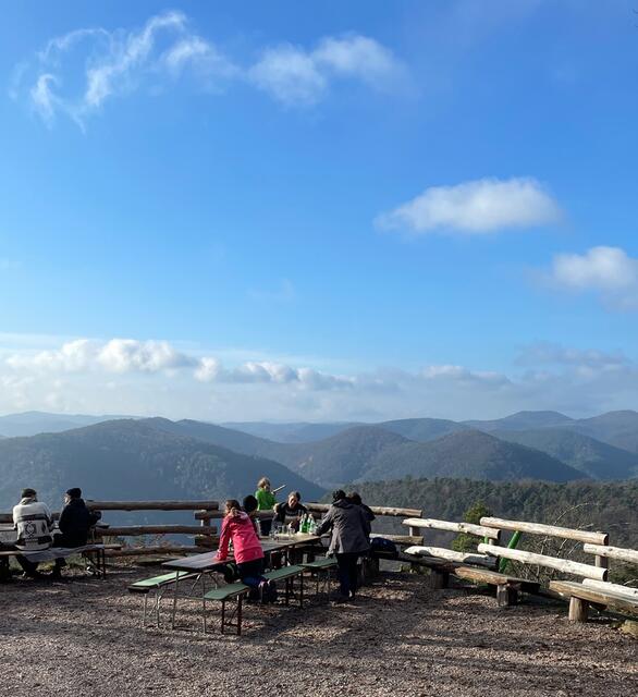 . . . strahlte die Sonne bei der Jung-Pfalz-Hütte um die Wette und sorgte für gute Laune.  | Foto: PWV Annweiler