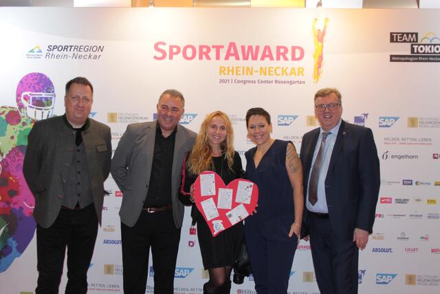 Thomas Egartner, Stefan Naumer, Annette Egartner, Bea Schmidt mit Landrat Clemens Körner (von links) beim SportAward Rhein-Neckar (Foto Michael Sonnick)