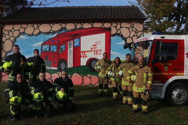 Die Feuerwehr Frankenthal freute sich riesig über die neue Optik am Gerätehaus in Mörsch. Der in die Jahre gekommene Gebäudeteil hat mit dem Bild eine deutliche Aufwertung erhalten. Viel Zuspruch kommt auch aus der Bevölkerung.