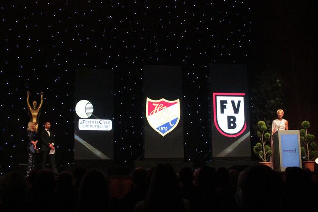 Die Weitsprung-Olympiasiegerin Malaika Mihambo (rechts) überreichte den SportAward Rhein-Neckar in der Kategorie Top Vorbild – Verein (Foto Michael Sonnick)