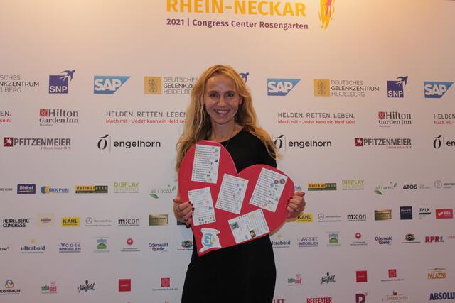 Sportpädagogin Annette Egartner ( TC Limburgerhof ) mit dem Herz mit den Namen aller Trainer, Betreuer, Helfer, Unterstützer und von den Vereinen (Foto Michael Sonnick)