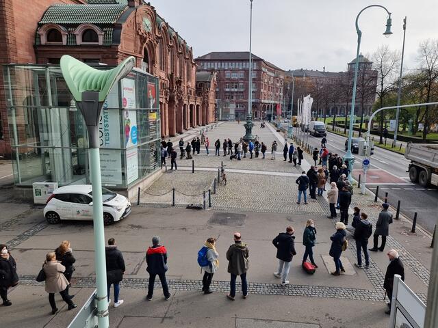Über 100 Menschen stehen bei der Impfaktion am Mannheimer Rosengarten an. | Foto: BAS