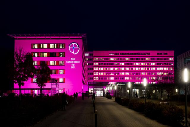Zum Weltfrühgeborenentag hat das Diakonissen-Stiftungs-Krankenhaus Speyer sich in lila Licht gehüllt. Das Ziel: auf Frühgeburten und ihre Folgen aufmerksam zu machen. | Foto: Diakonissen Stiftungs-Krankenhaus Speyer
