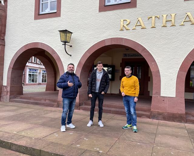 Wir freuen uns auf die Zusammenarbeit – Vlnr.: Zuständiger Beigeordneter Peter Grimm, Stadionwart Fabian Riehl und Stadtbürgermeister Benjamin Seyfried