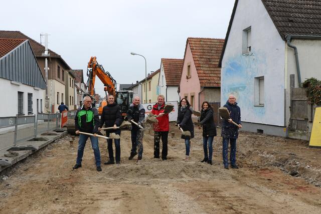 Erster Spatenstich zum offiziellen Baubeginn | Foto: Heike Schwitalla