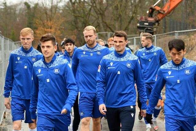 Konzentriert beim Gang ins Stadion | Foto: Anderer/ka-abseits