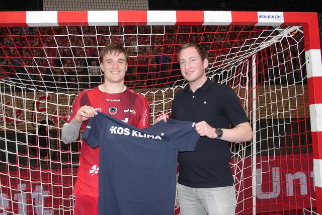 Max Neuhaus (links) mit Sponsor KOS Klima aus Weinheim (Foto Michael Sonnick)