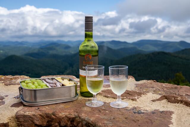 Stilechtes Picknick mit einem guten Tropfen Wein auf dem Gemäuer der Wegelnburg | Foto: Ludwig R. Oppermann