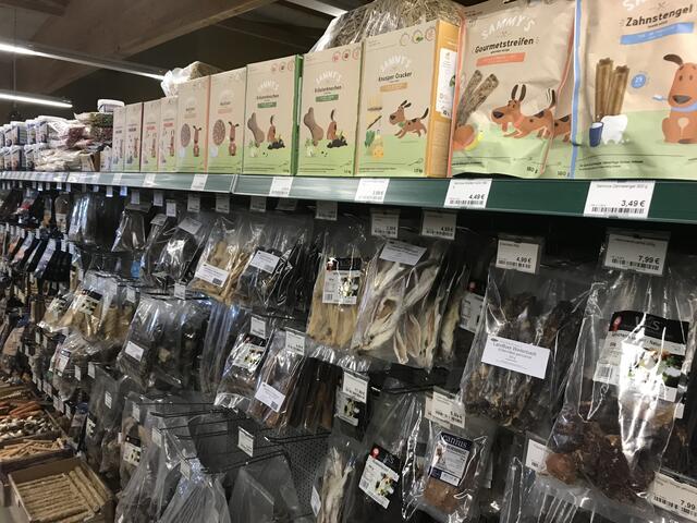 Ein großes Sortiment an den unterschiedlichsten Hundeleckerli und Kauknochen. | Foto: Claudia Bardon