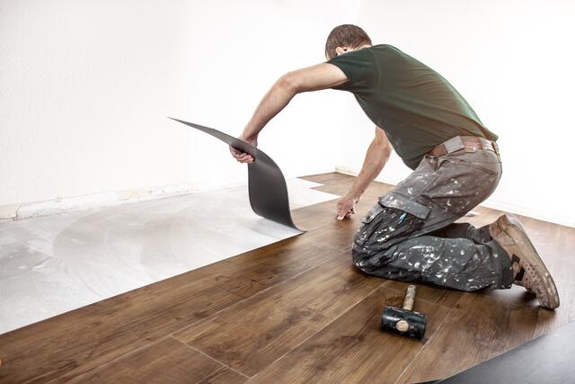 Die Verlegung von Vinyl geht für den Bodenleger schneller und leichter von der Hand als bei echten Bodenfliesen und der Designboden sorgt sogar für eine bessere Raumakustik