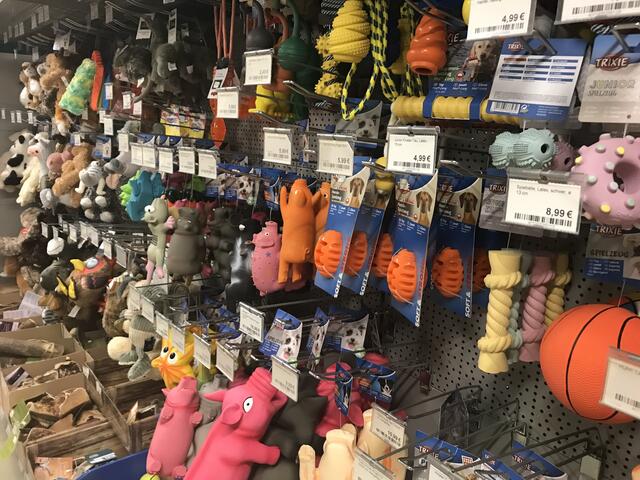 Wer noch ein Weihnachtsgeschenk für seinen vierbeinigen Freund sucht, der wird beim Landfuxx definitiv etwas finden. Hundespielsachen in allen Varianten.