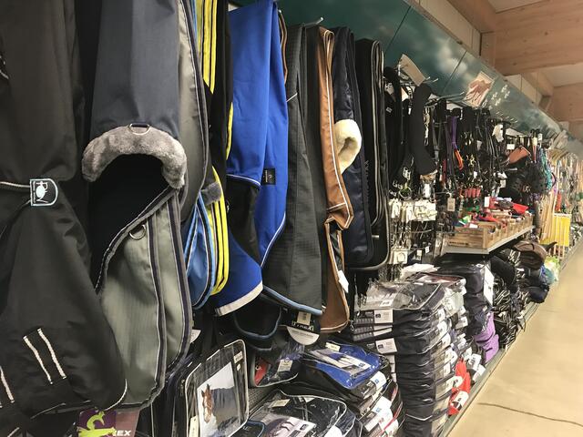 Pferdezubehör von A bis Z. Stalldecken, Winterdecken, Halfter, Führstricke, Satteldecken und mehr. Beim Landfuxx in Weilerbach ist die Auswahl groß.