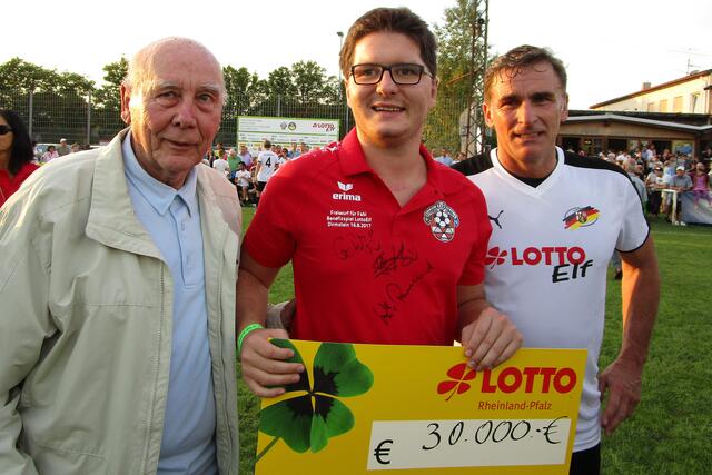 Der Fußball-Weltmeister Horst Eckel (links) ist am Freitag 3.12 im Alter von 89 Jahren verstorben (Foto Michael Sonnick)