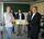 (v.l.n.r.) Physiklehrerin Sophie Schäfer, Schülerinnen und Schüler der MINT-Projektgruppe sowie Matthias Kühle von ADIENT