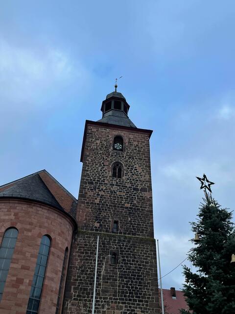 Auch der städtische Kirchturm ist mit von weitem sichtbaren Sternen geschmückt.  | Foto: Stadt Annweiler