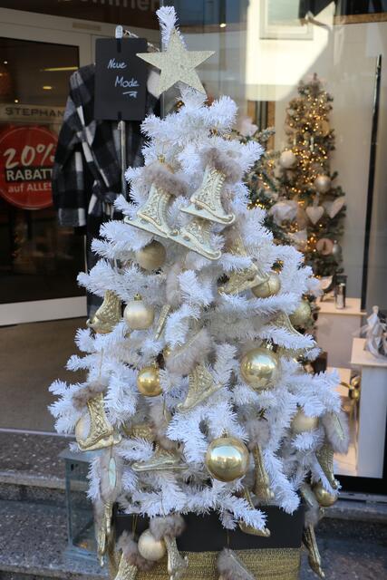 Weihnachtsschmuck in der Hauptstraße | Foto: Heike Schwitalla