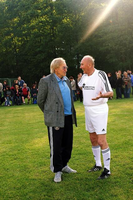 Horst Eckel (re.) als Spieler bei der Lotto-Elf im Gespräch mit dem Trainer des Teams, Rudi Gutendorf. Fotos. Horst Cloß