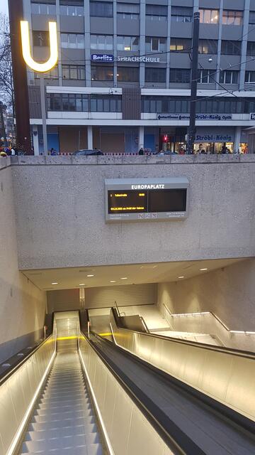 Noch sind die Zugänge nicht offen - aber das leuchtende "U" zeigt die Haltestellen weithin an | Foto: www.jowapress.de