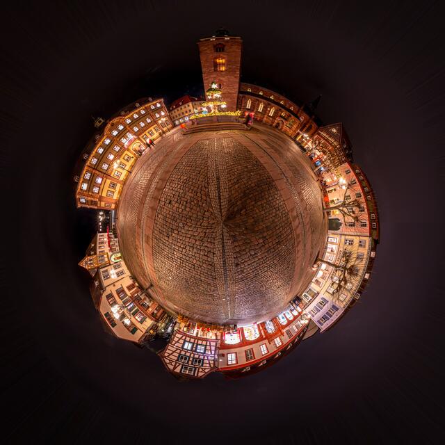 "Little Planet"-Neustadt Marktplatz: eine etwas andere Sicht auf den sehr schön beleuchteten Marktplatz.