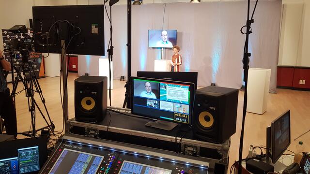 Wir durften heute mal einen Blick hinter die Kulissen bei der Messe Karlsruhe werfen - beim Jugendforum des Energienetzwerks "fokus.energie", das aus dem Kongresszentrum Karlsruhe gestreamt wird. 
Bei den aktuellen Formaten in dieser Zeit steht neben dem Inhalt die Technik sichtbar im Fokus. | Foto: Messe Karlsruhe