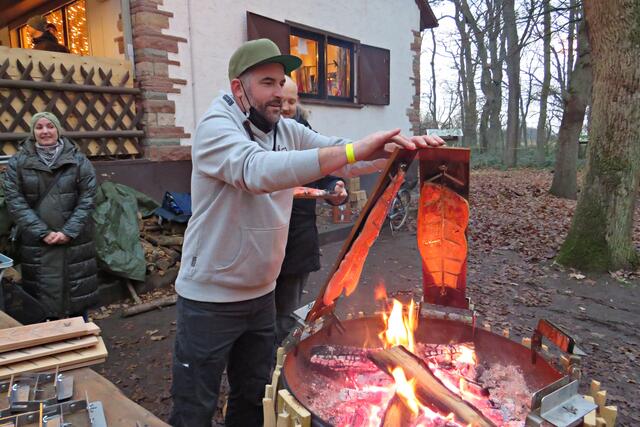 Das sieht ja mal lecker aus: Lachs über dem Feuer | Foto: Brigitte Melder