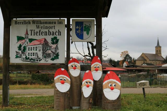 Nikoläuse am Ortseingang | Foto: Siegmund Heneka