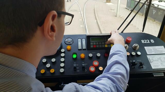 Die Außenanzeige wird von Tobias Gartner in der Bahn eingestellt | Foto: www.jowapress.de