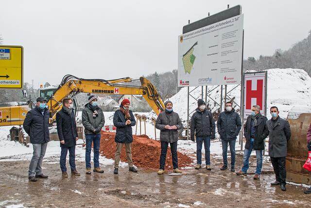 Zum offiziellen Baustart erfolgte am 10. Dezember auf dem Gelände an der Langwiedener Straße der erste Spatenstich | Foto: Frank Schäfer