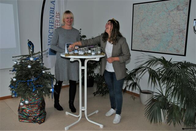 Sophia Hanke zieht die Glückszahl unter den Augen von Rechtsanwältin Ute Jausel | Foto: Markus Pacher