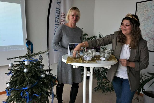 Sophia Hanke zieht die Glückszahl unter den Augen von Rechtsanwältin Ute Jausel | Foto: Markus Pacher