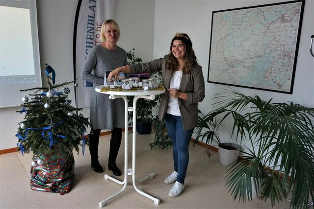 Sophia Hanke zieht die Glückszahl unter den Augen von Rechtsanwältin Ute Jausel | Foto: Markus Pacher