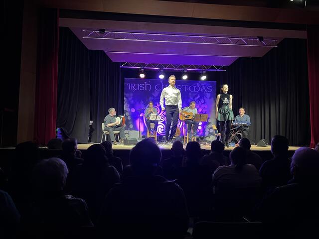 Vor wenigen Wochen war ich zu Gast bei Irish Christmas im Haus des Gastes in Bad Bergzabern. Ein schöner Abend mit irischer Musik und Geschichten von Bob Bales und seinen Freunden. | Foto: Laura Braunbach
