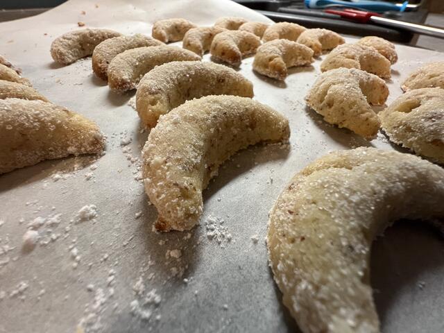 Meine liebsten Vanillekipferl - von denen es gar nicht genug geben kann. Inzwischen musste ich schon drei Ladungen backen. ❤️ | Foto: Laura Braunbach