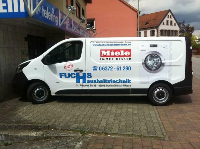 Wir verkaufen als Händler nicht nur eine große Auswahl neuer Geräte und Küchen-Einbaugeräte, sondern kommen auch zur Reparatur zu Ihnen nach Hause. Unser Kundendienst ist stets zuverlässig. Ob Waschmaschine, Kühlschrank, Trockner oder sonstige Gerätschaften. Unser Hausgeräte Kundendienst ist selbstverständlich. Gerade die Waschmaschinen Reparatur oder die Reparatur anderer Geräte sollten Sie dem Profi überlassen.