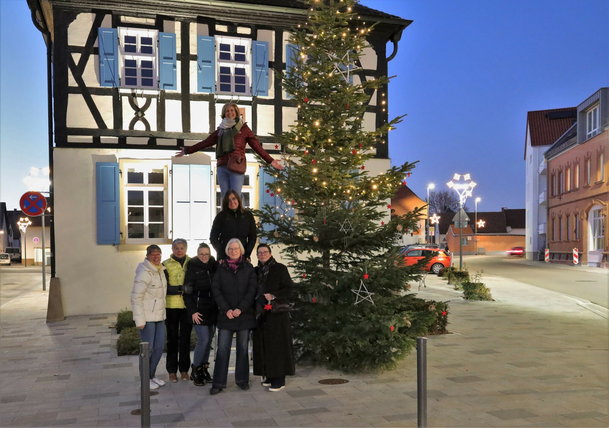 Mutterstadt Rathaus kreArt Mutterstadt schmückt Weihnachtsbaum vor dem alten Rathaus ...