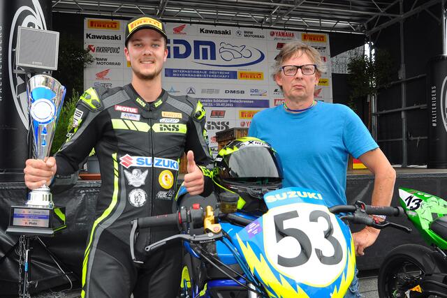 Nicolai Kraft mit seinem Vater Thomas, der früher auch Motorradrennfahrer war (Foto Hermann Rüger)