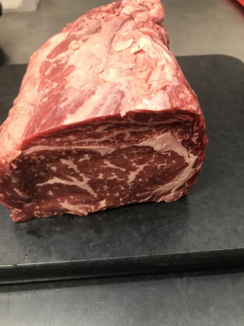 Das Rib Eye, ein oval-rundes Fleischstück aus dem vorderen Rücken, auch bekannt als Entrecôte, lässt keine Wünsche offen.