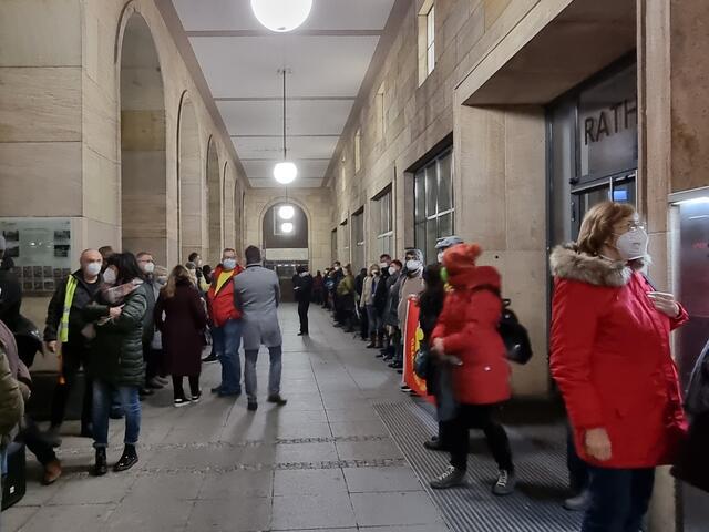 Innerhalb des Rathausumlaufs verlief die Menschenkette in doppelter Reihe, davor gab es eine weitere Reihe. | Foto: BAS