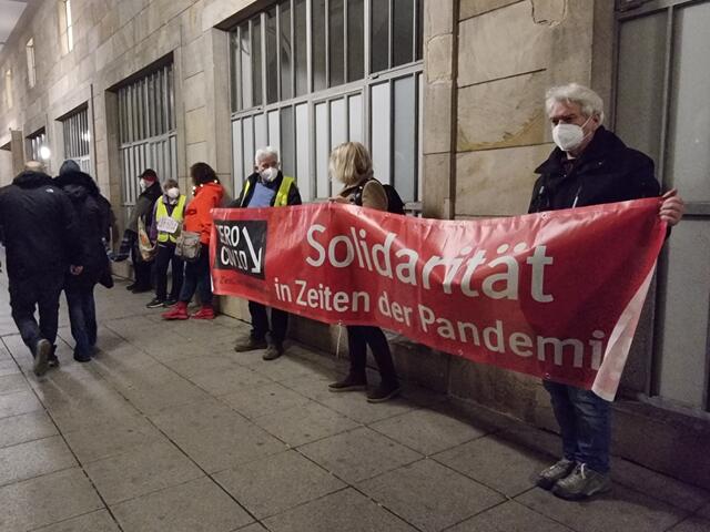 Mit Bannern oder Schals wurde Abstand eingehalten | Foto: BAS