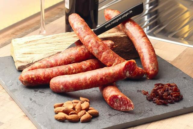 Zur noch kühlen Jahreszeit etwas besonders Leckeres: „Die Nussige“ getrocknete Bratwurst mit Mandeln und Rosinen. Gibt es so nur bei der Metzgerei Pelgen in Neustadt Weinstraße.