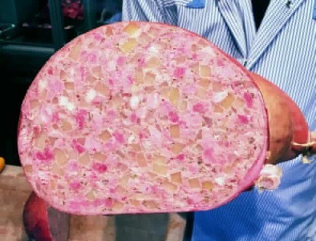 Der Original Pfälzer Saumagen von einem der besten Saumagenmetzger in der Region wurde von der Fachjury der Fleischerinnung Landau Südliche Weinstraße mit der Goldmedaillen ausgezeichnet.