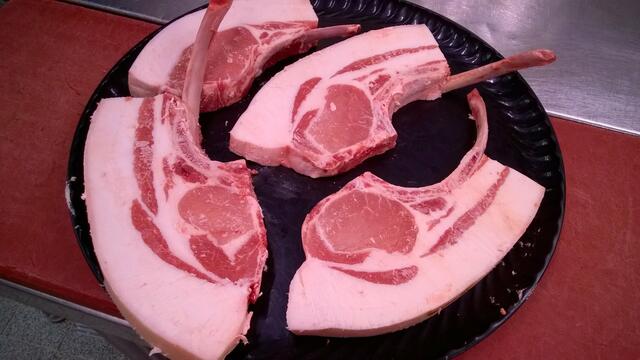 Genießer schätzen das Tomahawk Kotelett vom Schwäbisch-Hällischen Landschwein - natürliche Haltung garantiert.