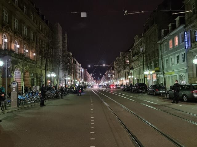 Der Auto- und Straßenbahnverkehr wurde durch die Menschenkette nicht behindert  | Foto: BAS