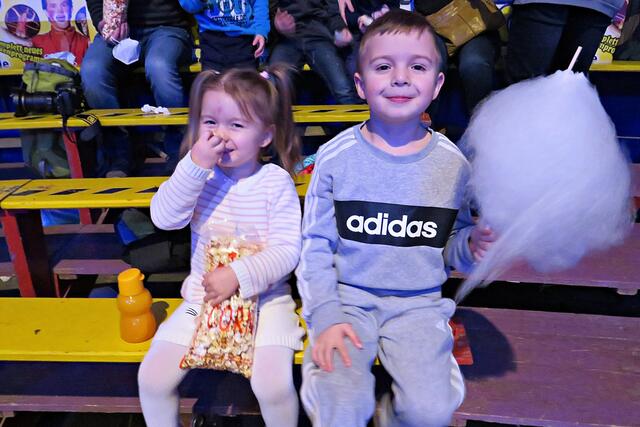 Thalia (2 Jahre) und Bruder Kianu (6 Jahre) freuten sich auf den Zirkus | Foto: Brigitte Melder