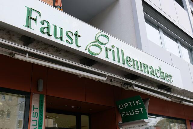 Die Kunden kommen aus Mannheim und der gesamten Region: Für das Auto gibt es Parkplätze im Hof. Die Straßenbahn hält wenige Schritte von dem Optiker entfernt.