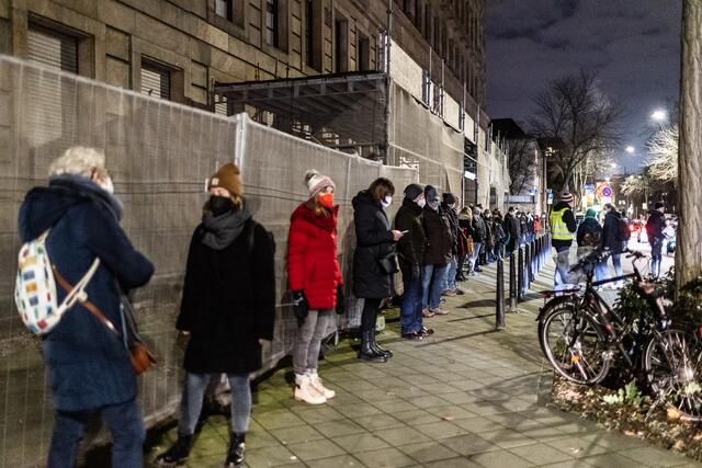 Die Menschenkette führte rund um das Mannheimer Rathaus | Foto: Christian Gaier