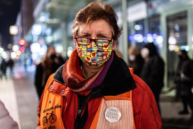 Doris Zwillich engagiert sich bei den „Omas gegen Rechts“ für Menschlichkeit und Solidarität   | Foto: Christian Gaier