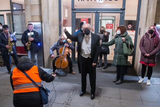 ... mitgesungen vom Chor der Teilnehmer*innen | Foto: Roland Kohls