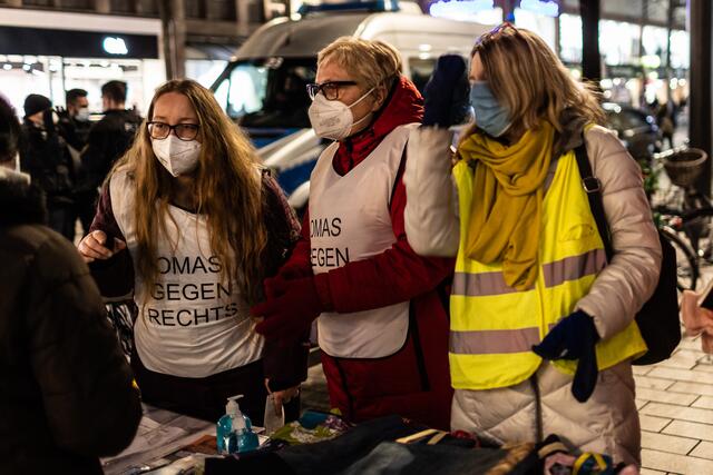 Die "Omas gegen Rechts" informierten über die Coronaimpfung und Impfmöglichkeiten  | Foto: Christian Gaier
