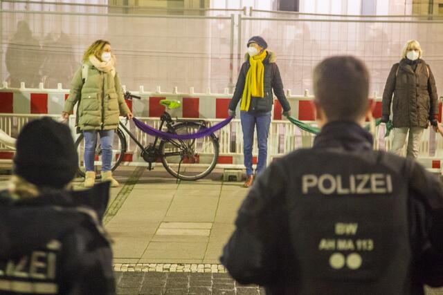 Die Teilnehmerinnen und Teilnehmer waren durch Schals miteinander verbunden  | Foto: Roland Kohls